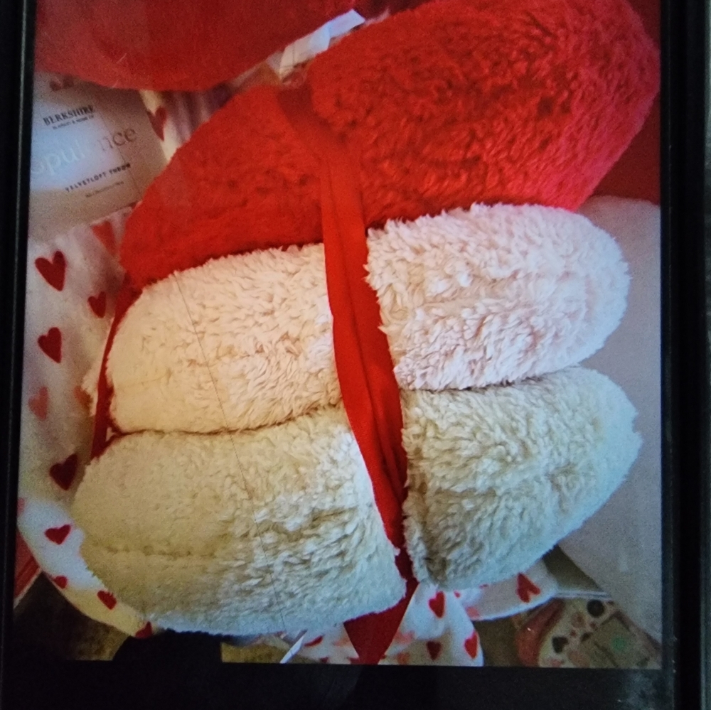 NWT Cupcake & Cashmere 3 pack of adorable heart Pillows ❤️ - Picture 7 of 8